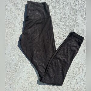 Lululemon align black wavy embossed size 6